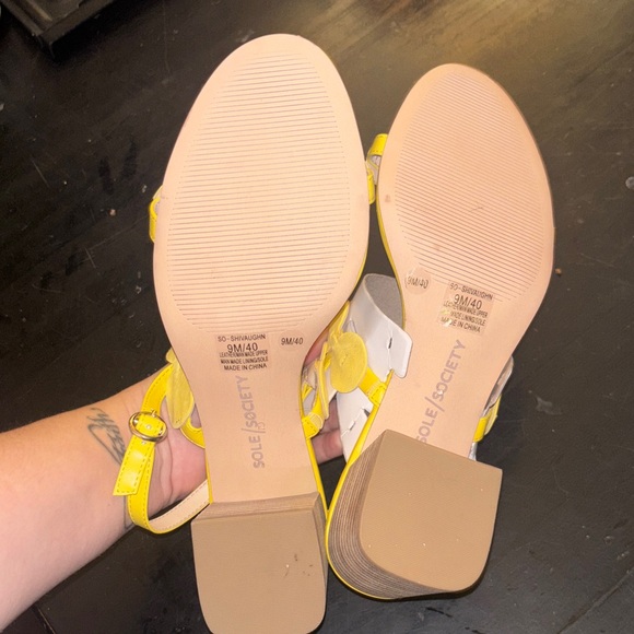 NWOT Sole Society Yellow Scalloped Strap Block Heel Sandals Size 9 - Picture 4 of 5